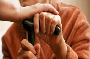 new delhi police great initiative for senior citizens ऐसी भी पुलिस, जो भीड़ से हटकर करती है काम, बुजुर्गों की सेवा में घर-घर का दरवाज़ा खटखटा रही है