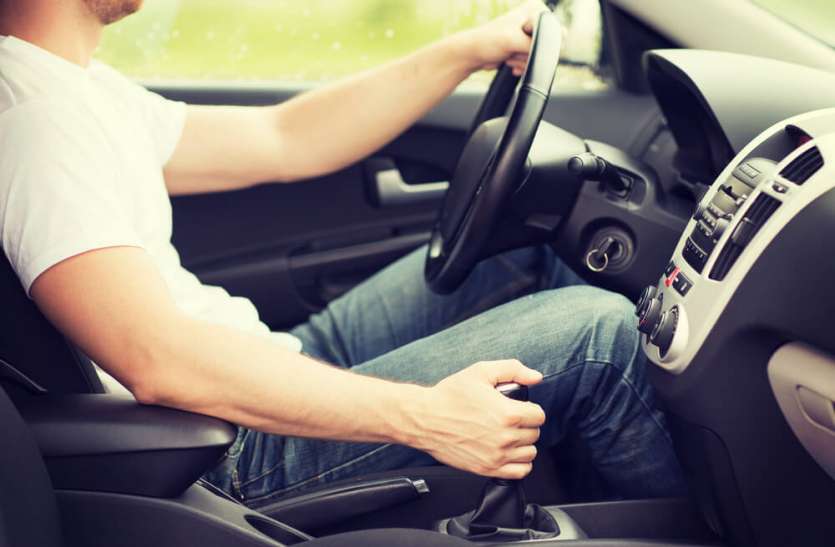 manual_car_drive.jpg मैनुअल कार चलाते समय न करें ये काम, हो सकता है खतरनाक एक्सीडेंट
