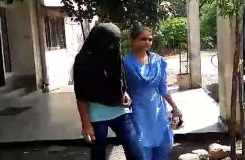 VIDEO : कोर्ट में नहीं आई केस डायरी, जमानत पर सुनवाई कल, मोनिका को भोपाल ले गई पुलिस VIDEO : कोर्ट में नहीं आई केस डायरी, जमानत पर सुनवाई कल, मोनिका को भोपाल ले गई पुलिस