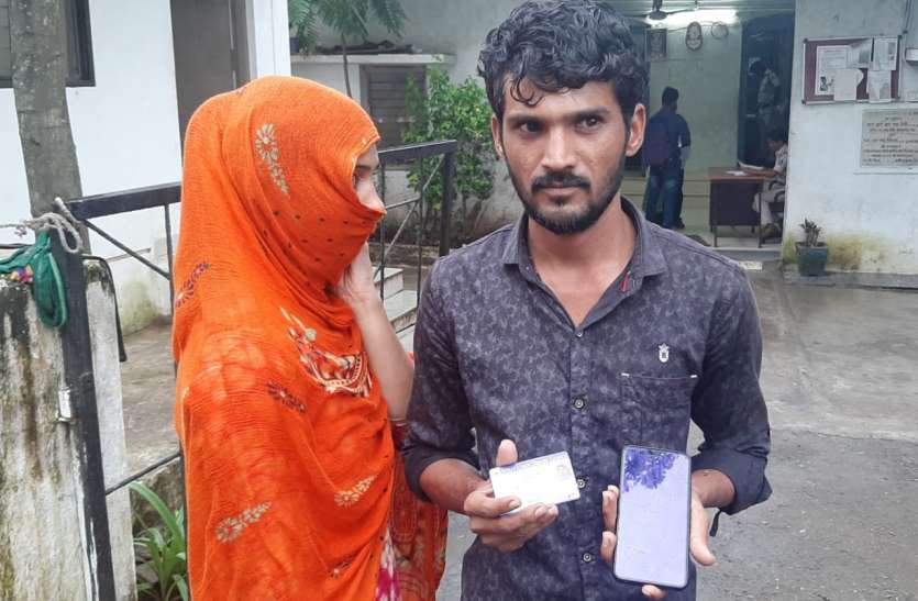 Truck driver complained पीडब्ल्यूडी कार्यालय पहुंची पुलिस, एसडीओ ने लौटाए लाइसेंस और मोबाइल