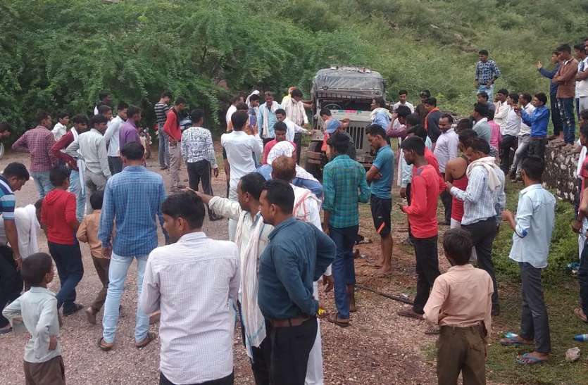 घाटी में जीप पलटी, एक की मौत, सात घायल घाटी में जीप पलटी, एक की मौत, सात घायल