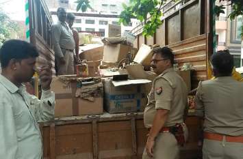 Ganja was being brought with coconut in train's coach नारियल से भरी ट्रेन की बोगी में था कुछ ऐसा, जिसे जीआरपी के जवान रह गए हैरान, देखें वीडियो