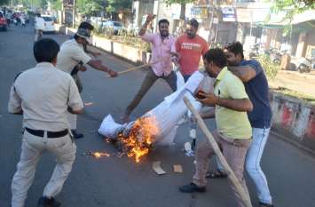 neemach news सरकार का पुतला जलाने पर पुलिस और भाजपा कार्यकर्ताओं में हुई छीनाझपटी