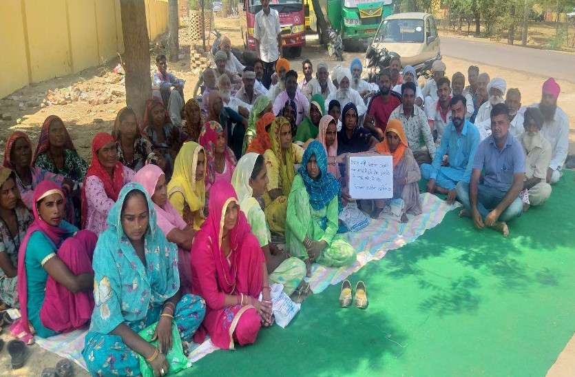 योजनाओं का लाभ देने की मांग, ग्रामीणों का धरना योजनाओं का लाभ देने की मांग, ग्रामीणों का धरना