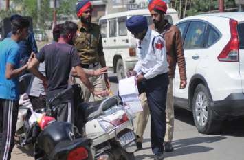 a man in uniform telling about new rules of motor vehicle act Watch Video: भारी-भरकम चालान से बचने के बताए उपाय, लाखों लोगों ने देखा ये वीडियो