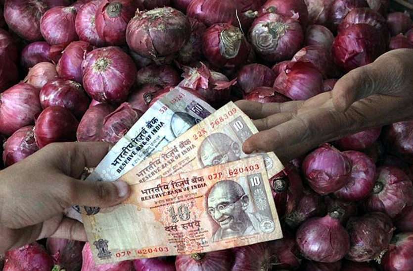 onion prices incresed भारी बारिश ने रोकी प्याज की राह, लोगों को रूला रहे दाम