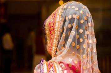 Husband found wife with lover in room, after that this happens अचानक घर पहुंचा पति, पत्नी को किसी दूसरे युवक के साथ इस हाल में देख...