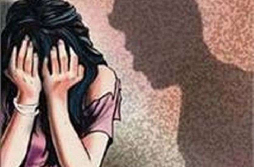 विवाहिता ने एसपी के सामने कांस्टेबल पर लगाया बलात्कार का आरोप, लाइन हाजिर विवाहिता ने एसपी के सामने कांस्टेबल पर लगाया बलात्कार का आरोप, लाइन हाजिर
