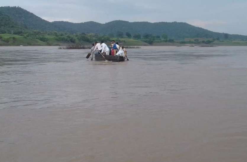river crossing without life jackets उफान पर चल रही नदियों के सीने पर बेखौफ जारी है जानलेवा सफर