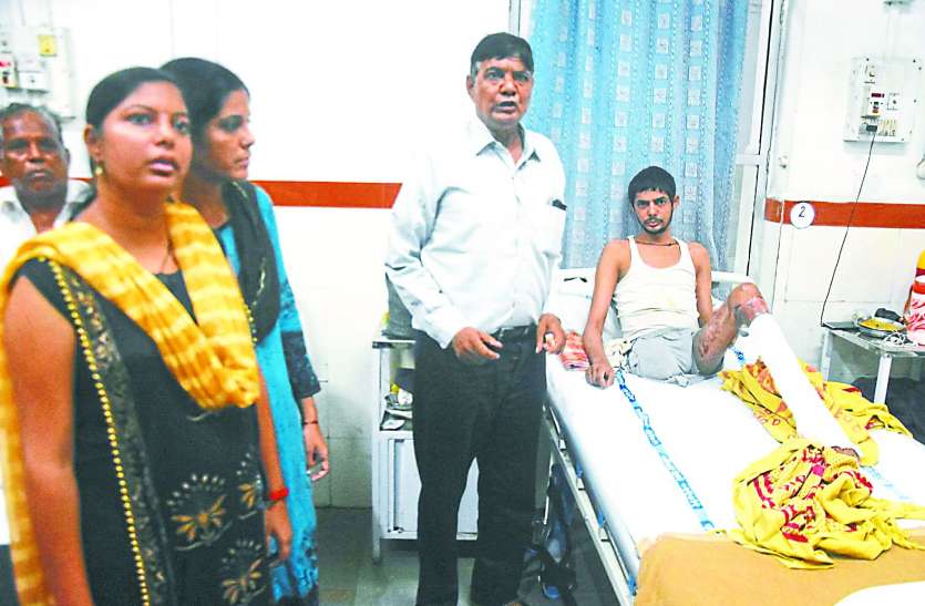 रेलवे अस्पताल में हंगामा : मरीज के परिजन ने आया का दबाया गला, की मारपीट रेलवे अस्पताल में हंगामा : मरीज के परिजन ने आया का दबाया गला, की मारपीट