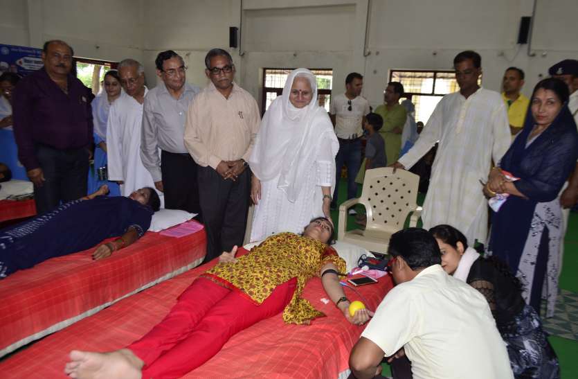 135 donated blood to the Sant Nirankari Mission to save lives in the huge blood camp संत निरंकारी मिशन को विशाल रक्त शिविर में जिंदगी बचाने 135 ने किया रक्तदान