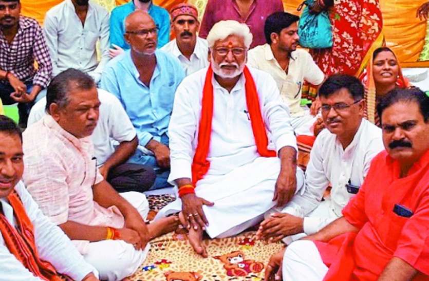 Direct target on congress विधायक ने क्षेत्रीय जनता के साथ किया प्रदर्शन