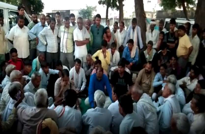 ऑपरेशन के बाद हुई महिला की मौत, भड़के ग्रामीण पहुंच गए थाने, प्रशासन से कर डाली मांग ऑपरेशन के बाद हुई महिला की मौत, भड़के ग्रामीण पहुंच गए थाने, प्रशासन से कर डाली मांग