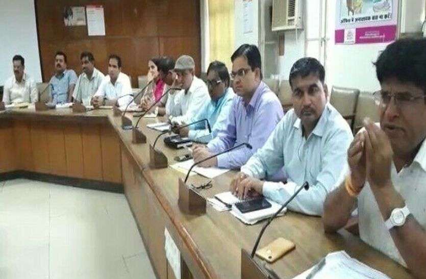 कलक्टर बोले...मिलीभगत है या फिर हवा में उड़कर जा रहे हैं ट्रक कलक्टर बोले...मिलीभगत है या फिर हवा में उड़कर जा रहे हैं ट्रक