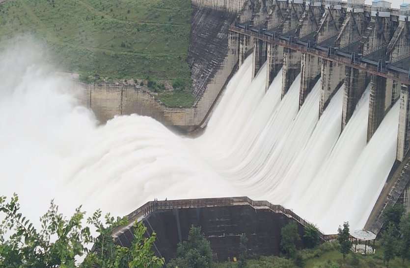 heavy rain flood sindh river : 8 gates of Madikheda Dam opened Shivpur मड़ीखेड़ा डैम का साथ मिलते ही सिंध ने दिखाए तेवर, खोले गए 8 गेट नदियां उफान पर