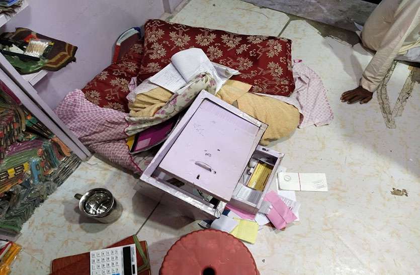 साड़ी की दुकान का शटर तोड़ चांदी के सिक्के, नकदी व अन्य सामान चुरा ले गए चोर, सीसीटीवी में कैद हुआ पूरा घटनाक्रम साड़ी की दुकान का शटर तोड़ चांदी के सिक्के, नकदी व अन्य सामान चुरा ले गए चोर, सीसीटीवी में कैद हुआ पूरा घटनाक्रम