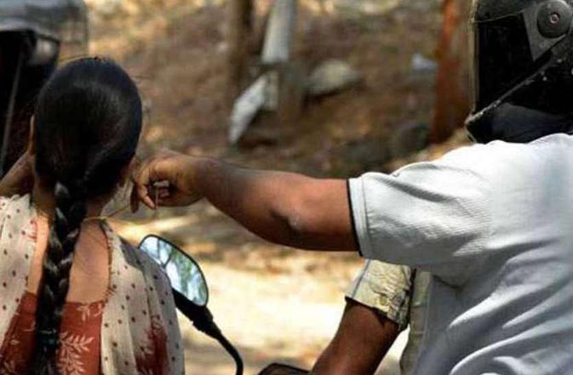 snatching.jpg रास्ता पूछने के बाद युवक ने महिला के मुंह पर झाड़ा रुमाल तो हुआ ऐसा, जानकर हैरान रह जाएंगे आप