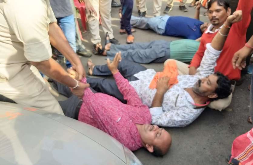 एफडीआई के विरोध में हड़ताल का पहला दिन कोल कर्मियों को काम पर जाने से रोकने वाहन के सामने लेट गए बीएमएस के नेता