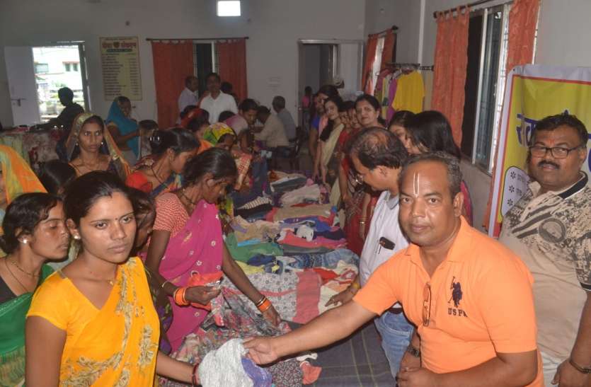 Women's unit distributed clothes गरीबों की सेवा ही हमारा सबसे बड़ा धर्म