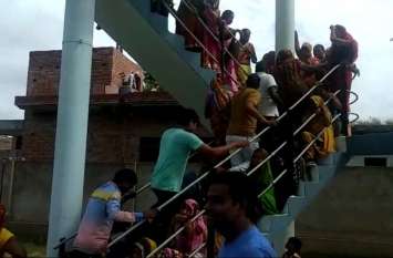 Frustrated People climbed on water tank in Firozabad फिरोजाबाद में इस मांग को लेकर पूरा गांव चढ़ गया टंकी पर, नौ घंटे तक जिला प्रशासन में मची रही खलबली, देखें वीडियो