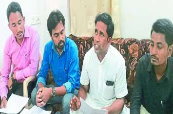 teachers said goverment used and throw us in chhattisgarh इन शिक्षकों ने सरकार पर लगाया आरोप, कहा- हमें गन्ने की तरह चूस कर फेंक दिया गया