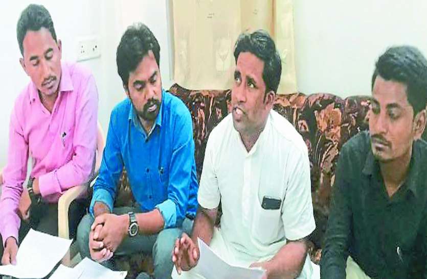 इन शिक्षकों ने सरकार पर लगाया आरोप, कहा- हमें गन्ने की तरह चूस कर फेंक दिया गया इन शिक्षकों ने सरकार पर लगाया आरोप, कहा- हमें गन्ने की तरह चूस कर फेंक दिया गया