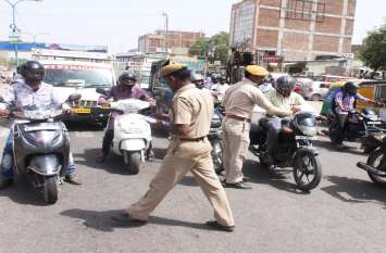 man fights with traffic police constable for making challan चालान बनाया तो पुलिस से धक्का-मुक्की कर कांस्टेबल की वर्दी और चालान फाड़ा, मोटरसाइकिल चालक गिरफ्तार