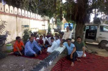 against ramp construction अध्यक्ष, उपाध्यक्ष व पार्षद भी बैठे धरने पर