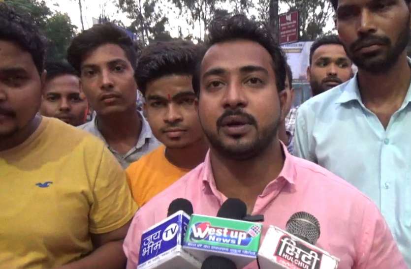 meerut वाल्मीकि मंदिर तोड़े जाने पर लोगों में उबाल, योगी सरकार को दिया पांच दिन का अल्टीमेटम