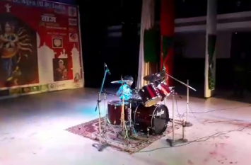 Drum play by abhi in International Taj drama festival छह वर्षीय अभि के आप भी हो जाएंगे दीवाने, कुछ इस अंदाज में बजाते हैं ड्रम, झूम उठते हैं लोग, देखें वीडियो