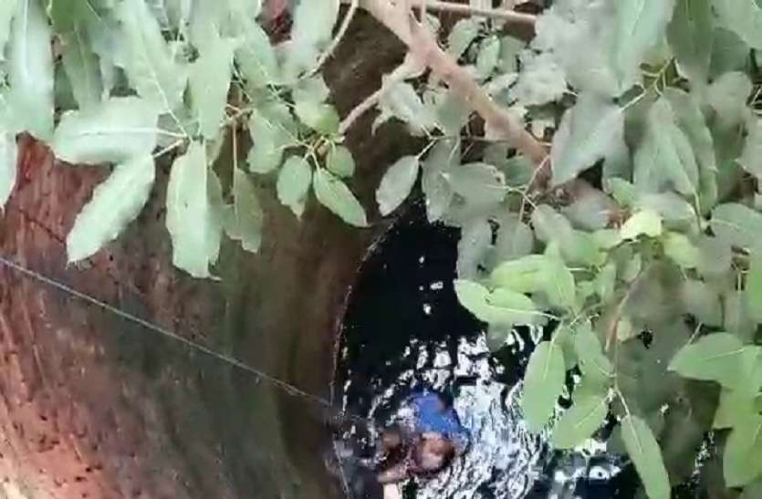 Gram pradhan Jump in well कुएं में कूदे शख्स की जान बचाने के लिए भाजपा नेता ने लगाई छलांग, और फिर...