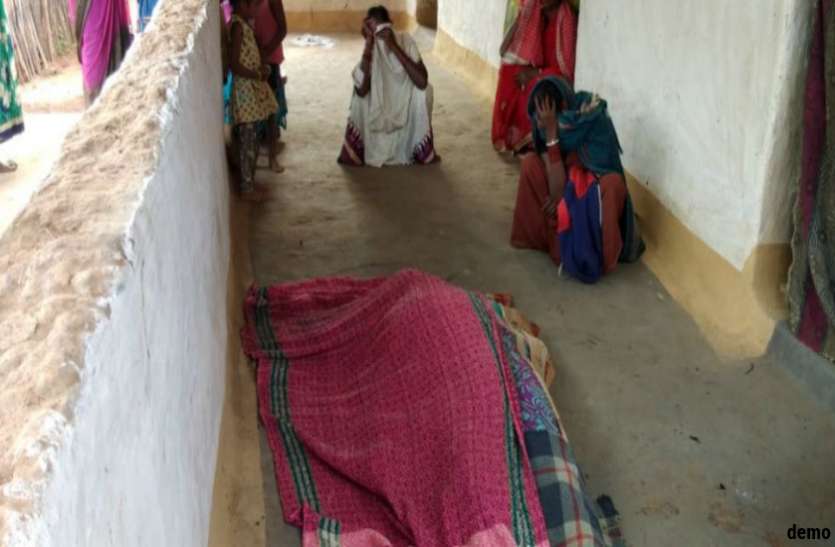 नक्सलियों ने फिर एक युवक को मुखबिर बता कर दी हत्या, परिजनों से कहा- रिपोर्ट कराई तो मारे जाओगे नक्सलियों ने फिर एक युवक को मुखबिर बता कर दी हत्या, परिजनों से कहा- रिपोर्ट कराई तो मारे जाओगे