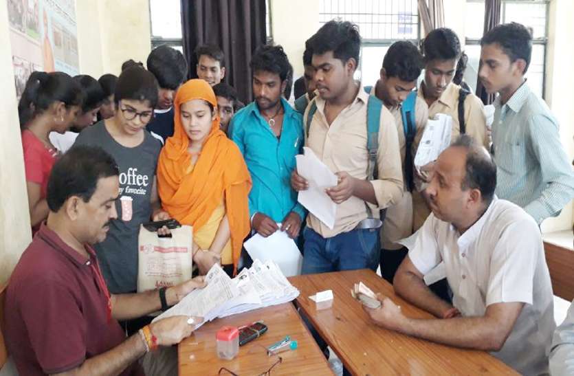 Increased number of license makers पुलिस की शुरू हुई कार्रवाई तो आरटीओ के शिविरों में बनी ये स्थिति...