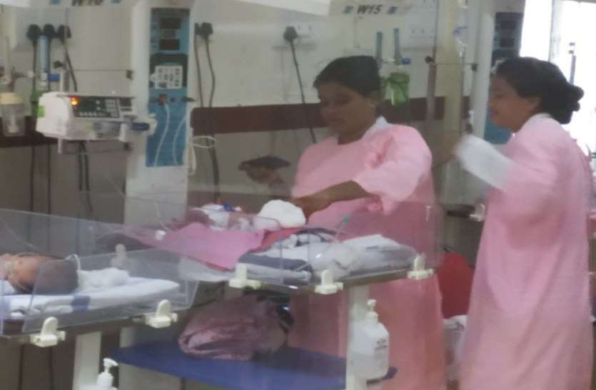 Newborn left outside orphanage निर्दयी बनी मां, नवजात को आश्रयगृह के बाहर झूले में छोड़ा...