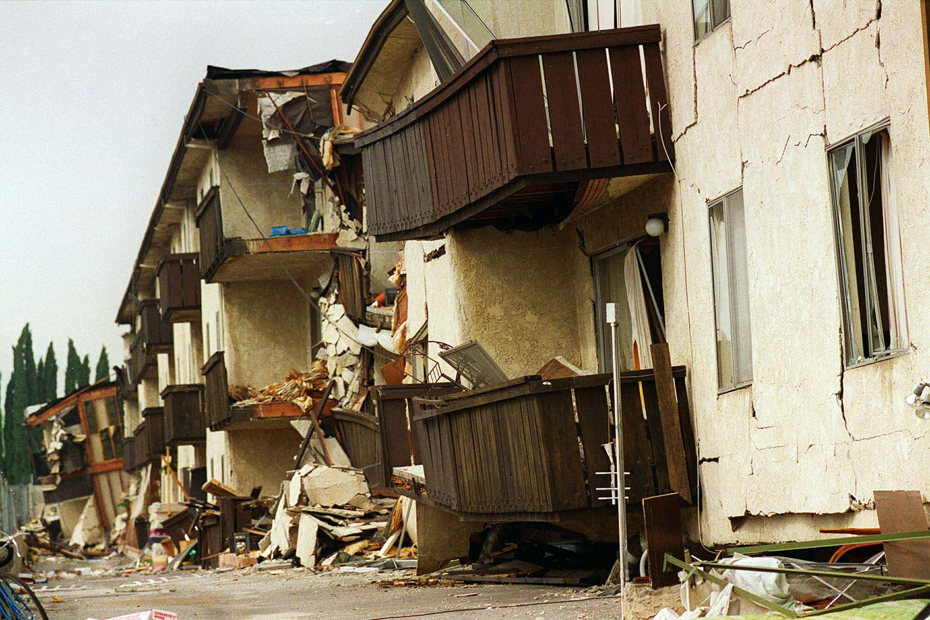 Погода землетрясения. 1994 Northridge earthquake. Нортридж 1994. Лос Анджелес землетрясение 1994. Землетрясение в Нортридже 1994.