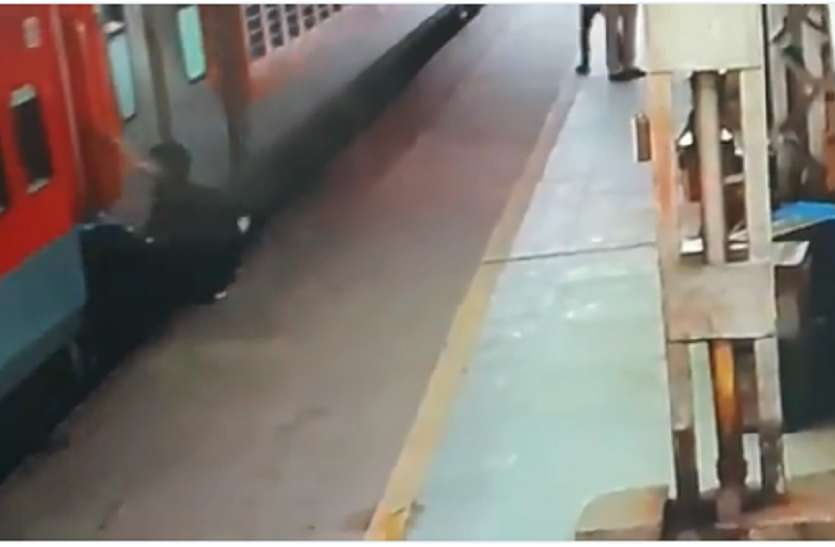 video viral चलती आश्रम एक्सप्रेस में चढ़ रहा था शख्स, फिर हुआ ऐसा video viral चलती आश्रम एक्सप्रेस में चढ़ रहा था शख्स, फिर हुआ ऐसा