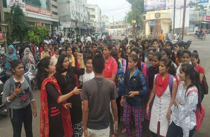 gang raped in Ratlam गैंगरेप VIDEO रतलाम में निजी स्कूल की छात्रा से गैंगरेप, विरोध में बेटियां उतरी सड़क पर, एसपी ने कहा जांच होगी
