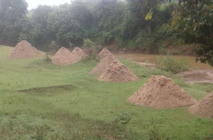 Sand being drained from the rainy river filled in the Datla river. जिले में तीन समूह बनाकर होगी रेत की नीलामी, एक माह में शुरु होगी प्रक्रिया