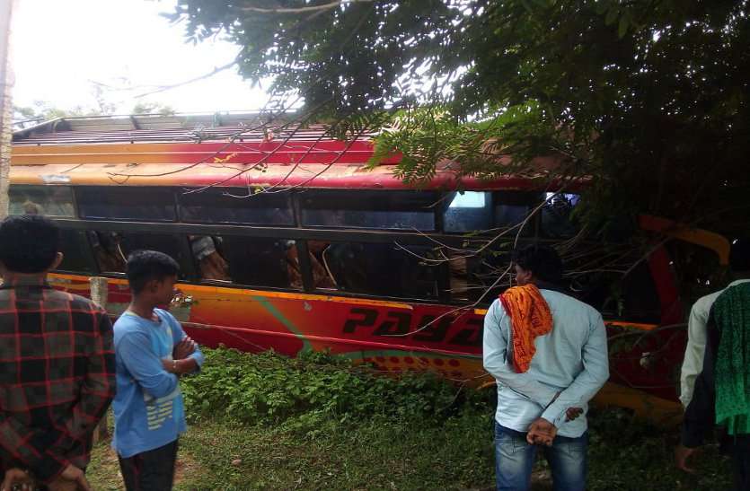 बाइक को ठोकर मारकर बस झाड़ी में जा घुसी, बाइक सवार की मौत, सभी सवारी सुरक्षित बाइक को ठोकर मारकर बस झाड़ी में जा घुसी, बाइक सवार की मौत, सभी सवारी सुरक्षित