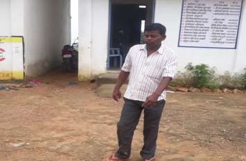Drunken teacher: Teacher comes drink wine in school everiday शराब के नशे में स्कूल पहुंचे प्रधान पाठक, कुर्सी पर बैठे तो खुद ही पढऩे लगे बच्चे, अभिभावकों के साथ सांसद प्रतिनिधि आए तो...