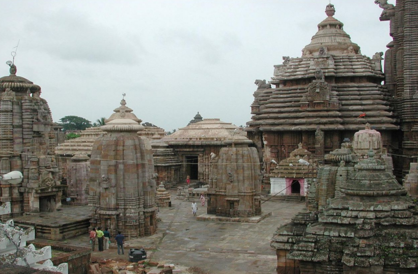 Famous Shiv Temple सैकड़ों साल पुराने लिंगराज मंदिर में आई दरारें, PM Modi ने किए थे दर्शन, अब नहीं हो रहा रखरखाव