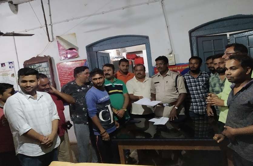 मंच की शिकायत पर हुई थाना प्रभारी पर कार्रवाई मंच की शिकायत पर हुई थाना प्रभारी पर कार्रवाई