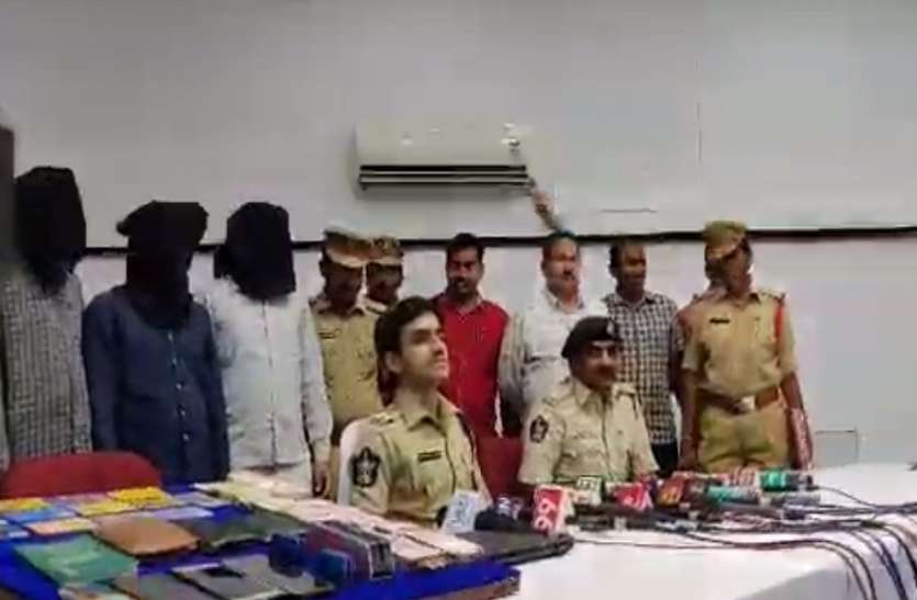 सावधान! मदद कर शातिर यूं उड़ा रहे आपके बैंक खाते से रुपए सावधान! मदद कर शातिर यूं उड़ा रहे आपके बैंक खाते से रुपए