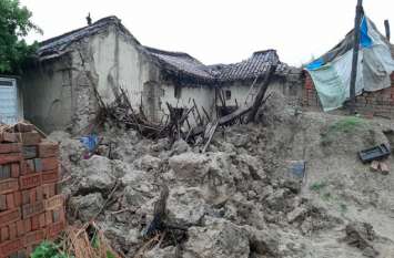 Mother and her two son death due to falling house in heavy rain यूपी के चंदौली में लगातार हो रही बारिश में हुआ बड़ा हादसा, कच्चा मकान गिरा, मां और दो बेटों की मौत