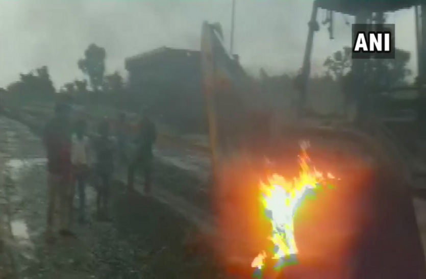 fff.png बिहार: नक्सलियों ने सड़क निर्माण में लगे वाहनों को जलाया, छानबीन में जुटी पुलिस