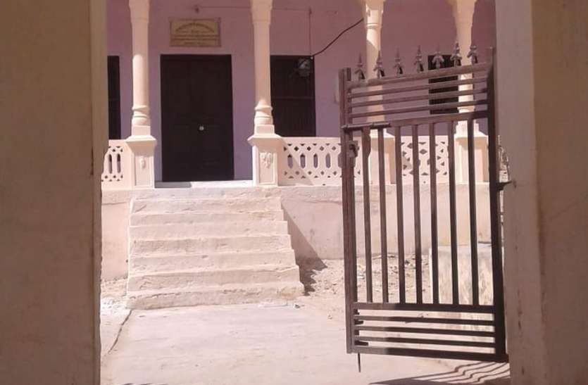 Government locking in Ayurvedic hospitals ... आयुर्वेदि चिकित्सालयों में सरकार लगा रही ताला...!