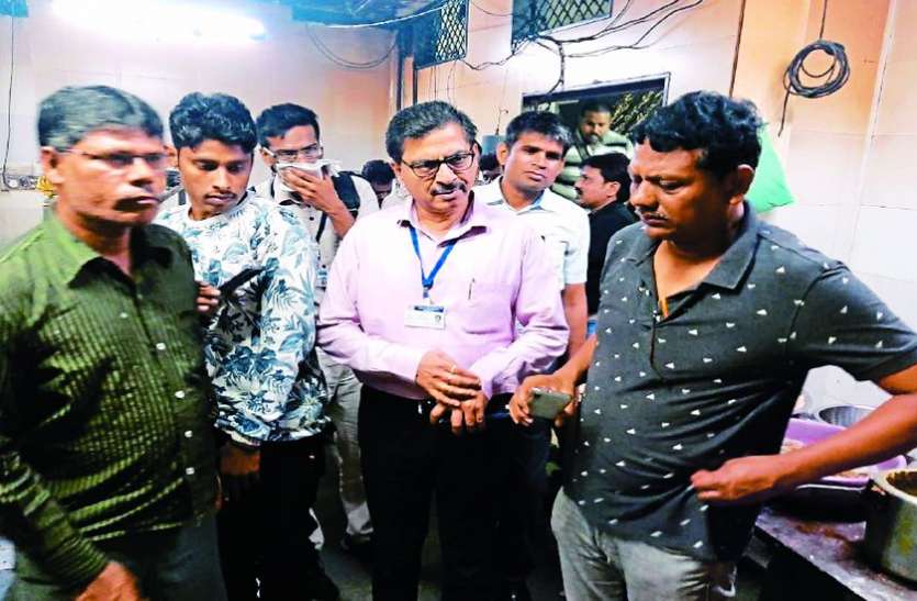 नामी होटल में जैसे ही एसडीएम ने फ्रीज खोला, गंध से चकराने लगा सिर, फ्रीज में रखा था सड़ा मांस नामी होटल में जैसे ही एसडीएम ने फ्रीज खोला, गंध से चकराने लगा सिर, फ्रीज में रखा था सड़ा मांस