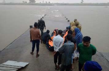 Tractor trolley washed away in Sindh river रपटा पार करते समय सिंध नदी में बह गए ट्रैक्टर ट्रॉली