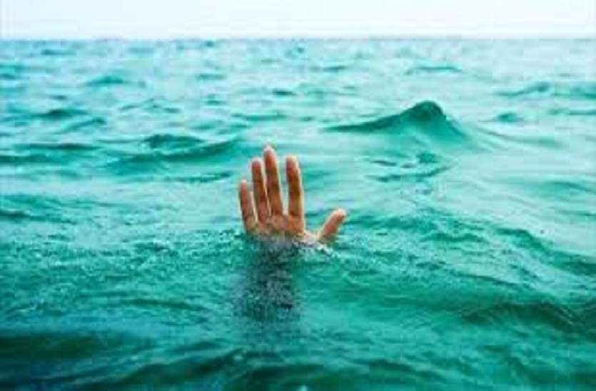 student_death_in_river_1.jpg Incident: रिश्तेदार ने बचाने का बहुत किया प्रयास, लेकिन हाथ छूटा तो दोबारा नहीं मिला