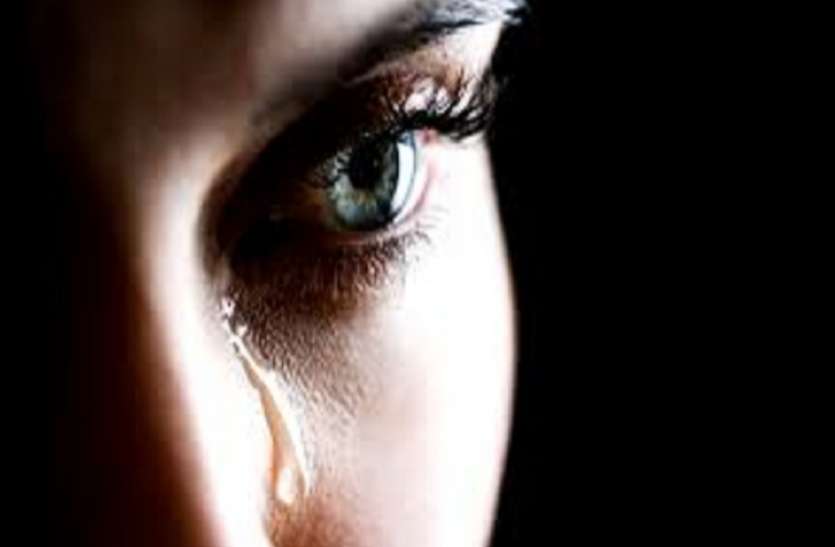 Suicied पुलिस और दोस्त के रिश्तेदारों का दबाव नहीं झेल पाई नाबालिग